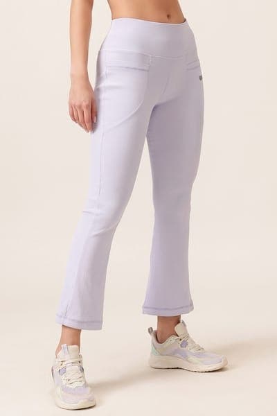 Comfort Fit High-Waist Ribbed Flared Yoga Pants in Lilac with Side Pockets