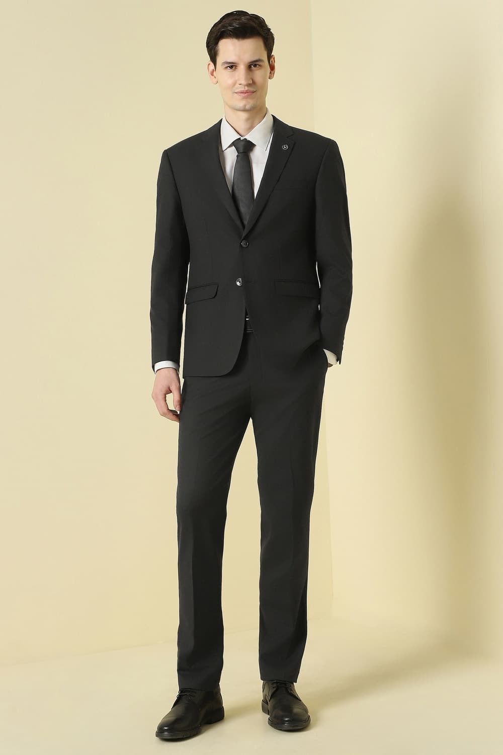 Men Black Solid Formal Two Piece Suit