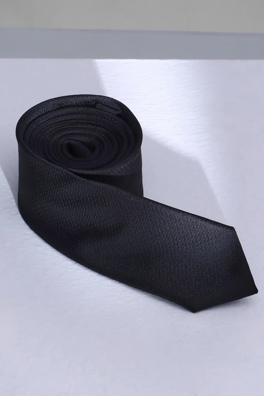 Men Black Solid Tie | Louisphilippe