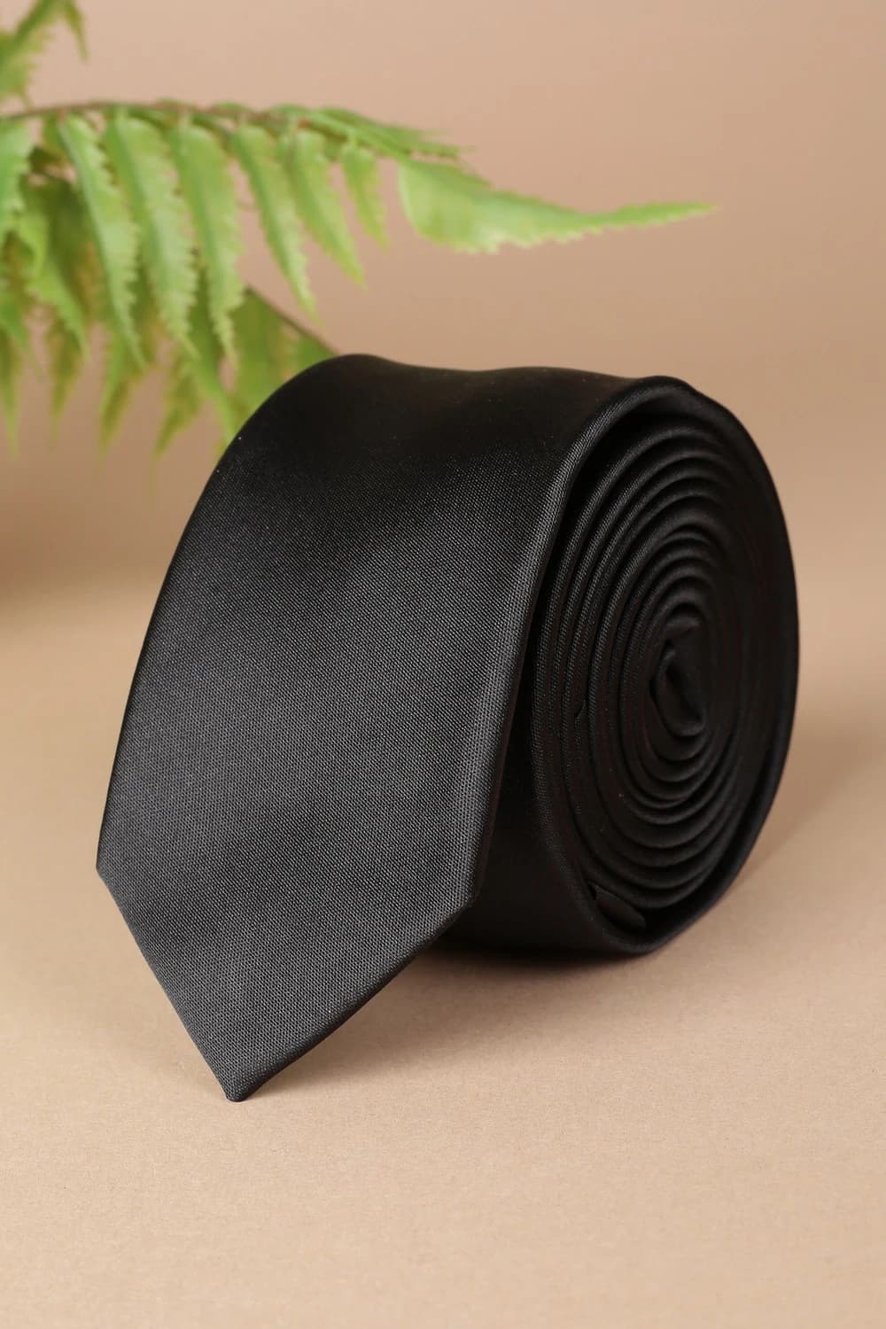 Men Black Solid Tie | Louisphilippe