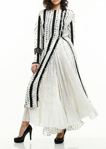 Bandhani print embroidered kurta &amp; white pleated skirt | Saaksha &amp; Kinni