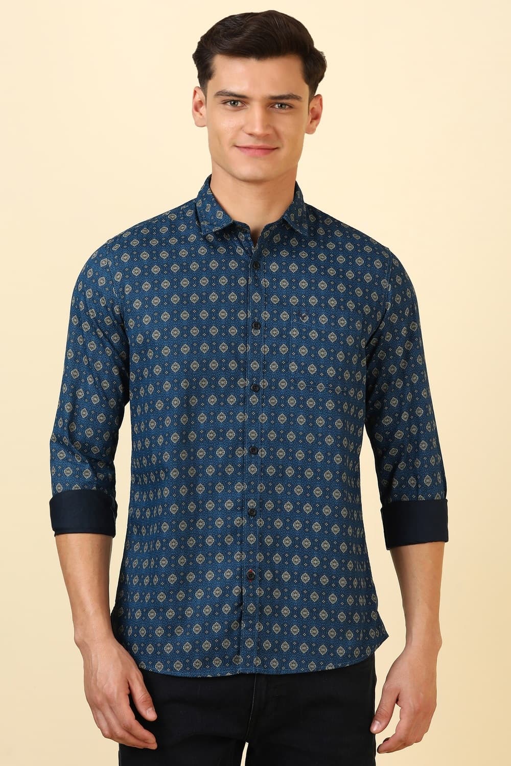 Men Blue Custom Fit Print Full Sleeves Casual Shirt Men Blue Custom Fit Print Full Sleeves Casual Shirt
