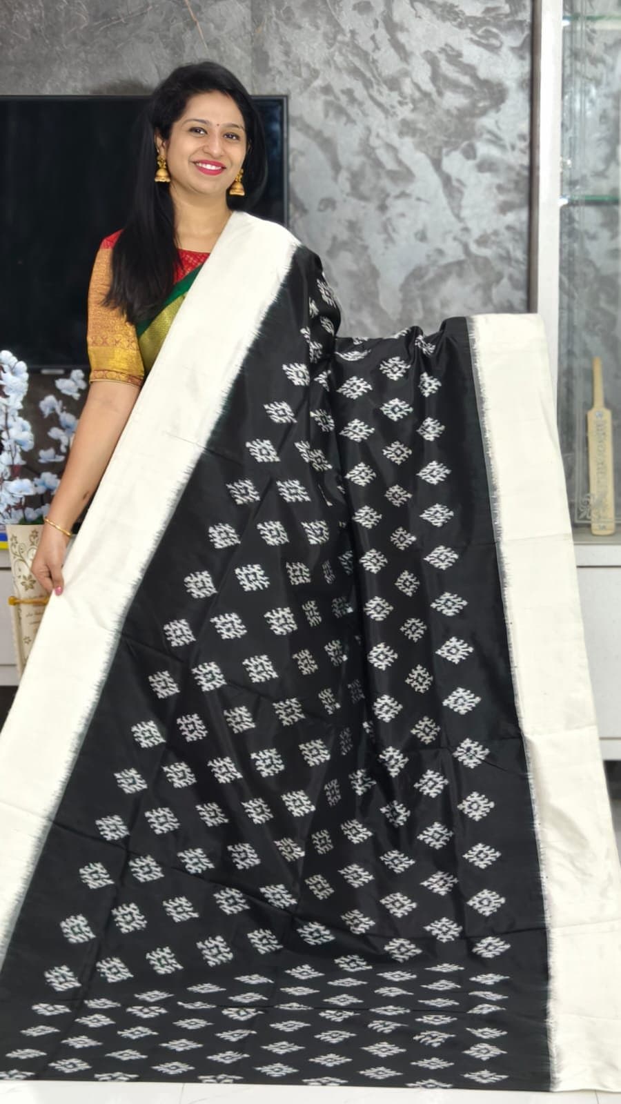 Black & White Pochampally Silk Saree - JRS Handlooms | Jrshandlooms Black & White Pochampally Silk Saree - JRS Handlooms | Jrshandlooms