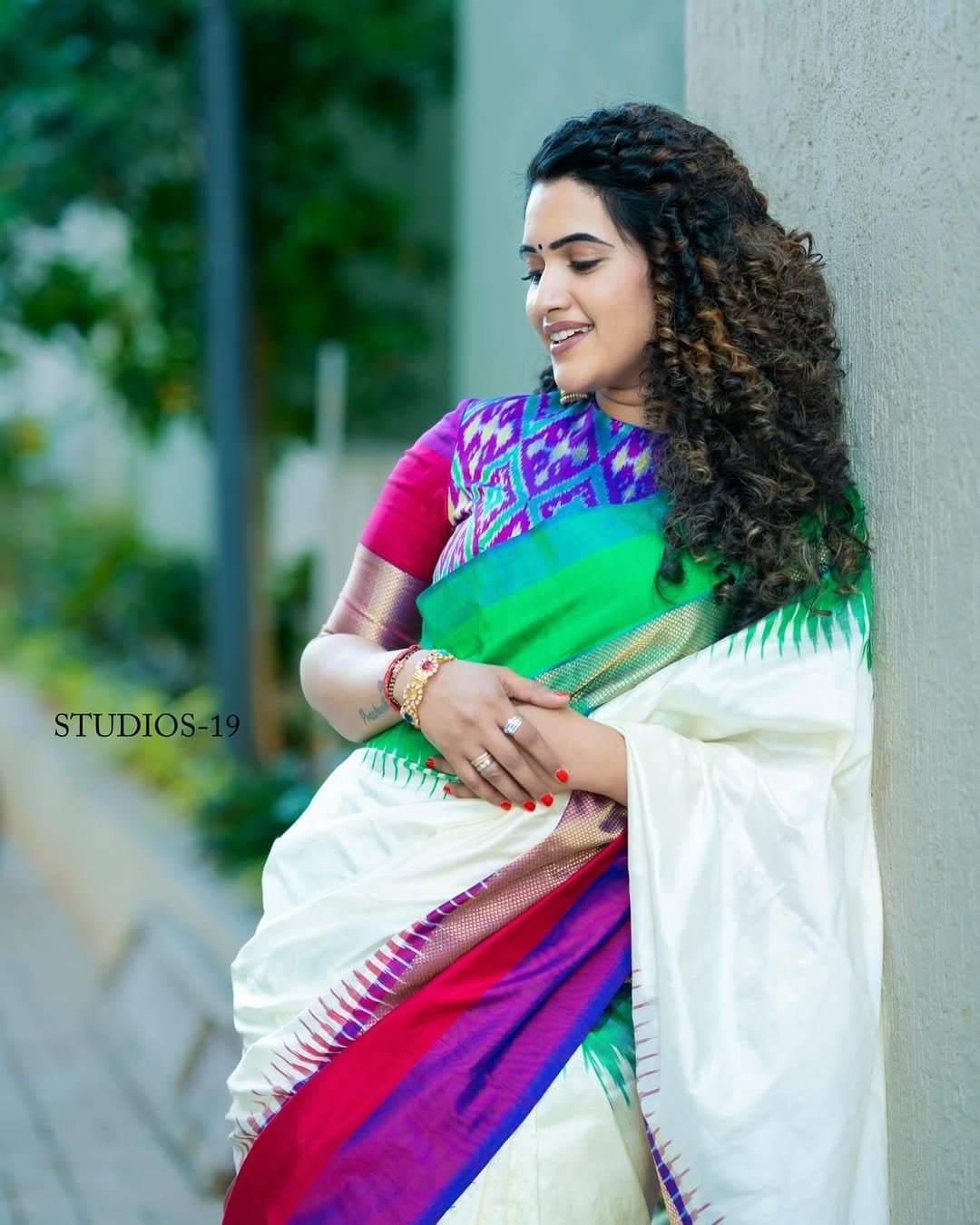 White Pochampally Ikkat Silk Saree | Jrshandlooms White Pochampally Ikkat Silk Saree | Jrshandlooms