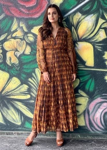 Paisley printed v-neck dress | Saaksha & Kinni | Saaksha & Kinni Paisley printed v-neck dress | Saaksha & Kinni | Saaksha & Kinni
